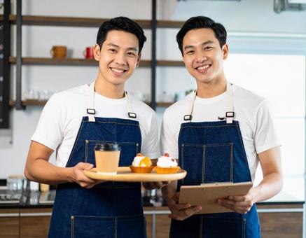 笑顔で迎えるカフェ店員 笑顔で迎えるカフェ店員の写真