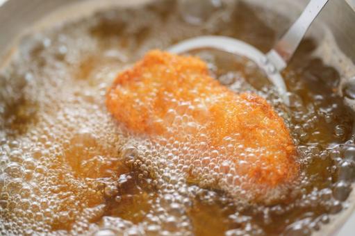 揚げ途中のとんかつのアップ 揚げ途中のとんかつのアップの写真