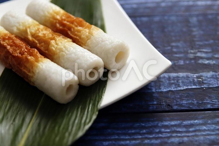 ちくわ三本並んだ皿 ちくわ,魚肉練り製品,和食の写真素材