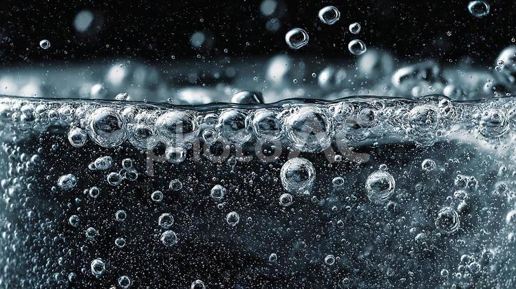 透明なグラスの中で躍動する泡立つ水の瞬間 水,グラス,泡の写真素材