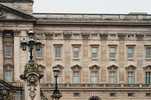 装飾された窓と街灯 装飾された窓と街灯 バッキンガム宮殿,ロンドン,イギリスの写真素材