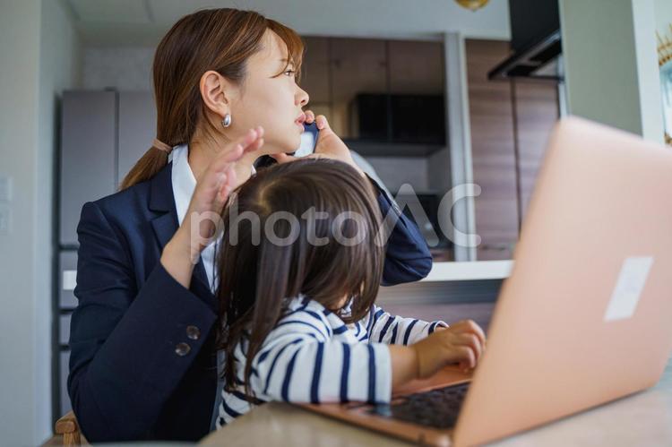 リモートワークで取引先に電話する女性 女性,母,在宅の写真素材