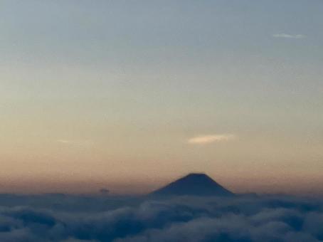薄明の空と雲海に浮かぶ富士山 富士山,雲海,山の写真素材