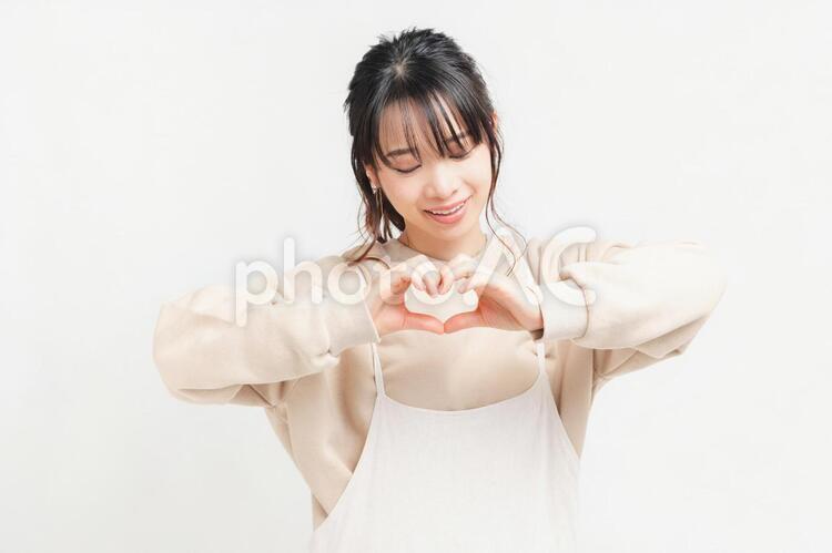 手でハートの形を作る若い女性 女性,ハート,気持ちの写真素材