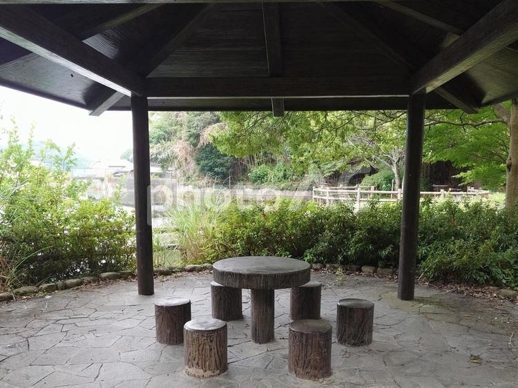 池の畔の公園2 公園,休憩所,テーブルの写真素材