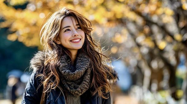 紅葉を背景に微笑む上品な若い女性 紅葉を背景に微笑む上品な若い女性の写真