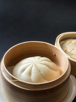 中華蒸籠に入った豚まんひとつ 肉まん,豚まん,中華まんの写真素材