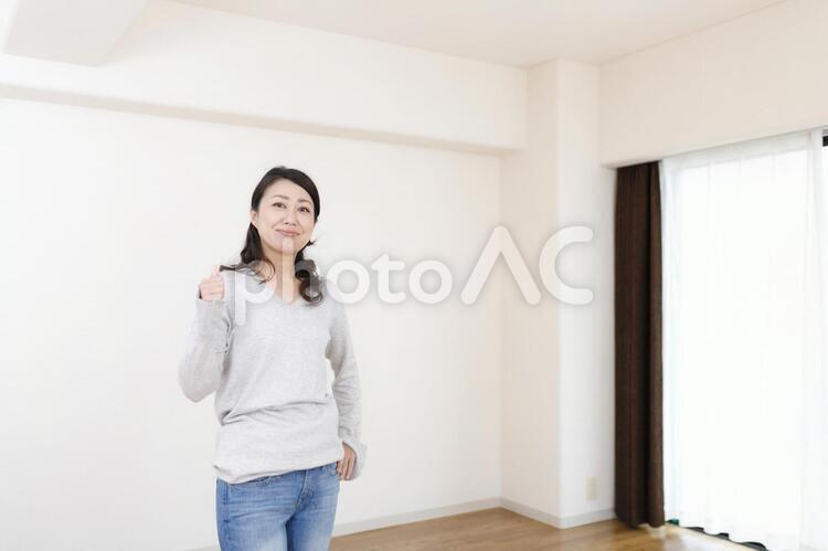 女性と住宅イメージ 住宅,家,建築の写真素材