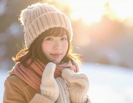 冬の防寒アイテムを身に着ける女性 冬の防寒アイテムを身に着ける女性の写真