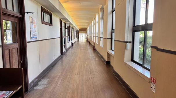 豊郷小学校旧校舎群内部1 豊郷小学校旧校舎群内部1 朝,豊郷小学校旧校舎群,アニメ聖地の写真素材