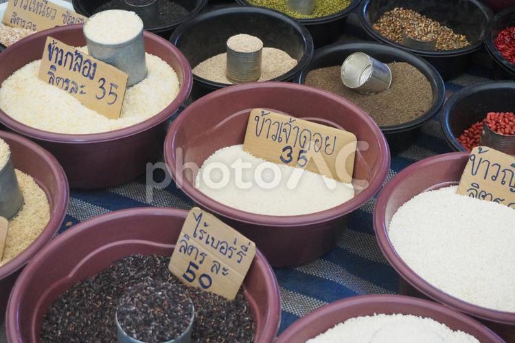 市場で売られている米やスパイス food,thai,アジアの写真素材