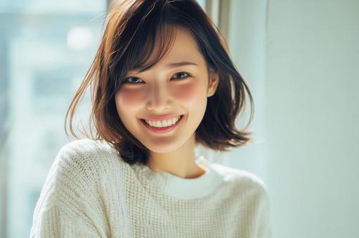 女性の笑顔と髪型の写真
