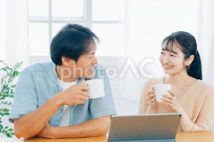 タブレットPCを見る夫婦（笑顔） タブレット,光テレビ,動画の写真素材