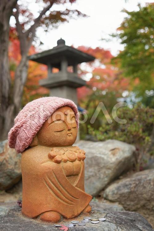 ニット帽を被ったお地蔵さま ニット帽,お地蔵さま,お地蔵さんの写真素材