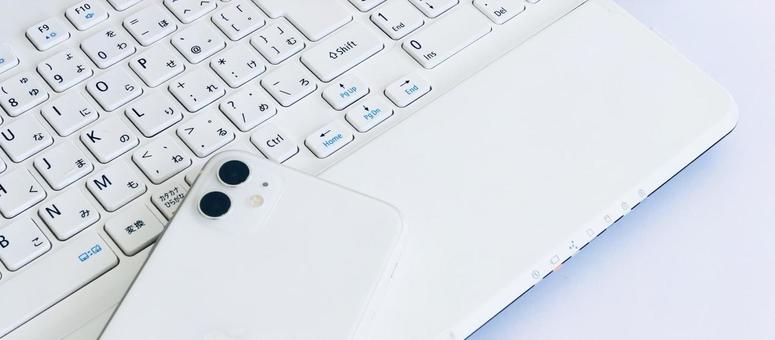 パソコンとスマホ デジタルデバイス パソコンとスマホ デジタルデバイス デジタルデバイス,ビジネスアイテム,テクノロジーの写真素材