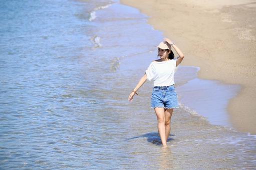 波打ち際を歩く女性 波打ち際を歩く女性 女性,波打ち際,海の写真素材