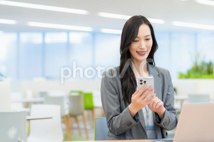 オフィスで働くビジネスウーマン ビジネス,オフィス,女性の写真素材