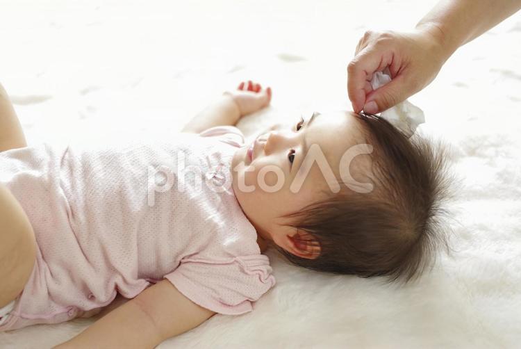 優しく赤ちゃんの顔を拭くママの手元 赤ちゃん,ベビー,乳児の写真素材