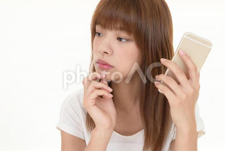 スマートフォンを持つ女性 女性,スマートフォン,携帯電話の写真素材