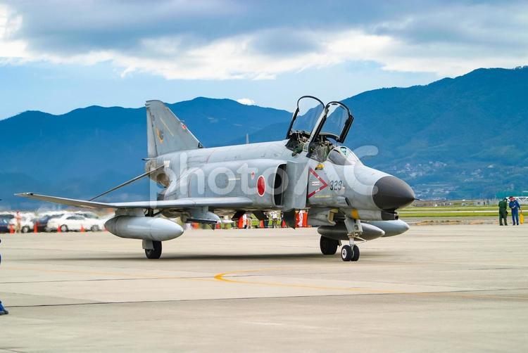 離陸準備中の航空自衛隊戦闘機F-4EJ改 航空自衛隊,自衛隊,戦闘機の写真素材