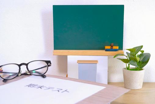 期末テスト（眼鏡、前ボケ） 学校,期末テスト,教室の写真素材