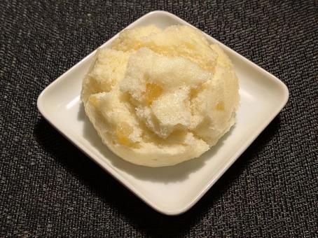 白磁の角皿に載った芋蒸しまんじゅう 蒸しまんじゅう,蒸菓子,和菓子の写真素材