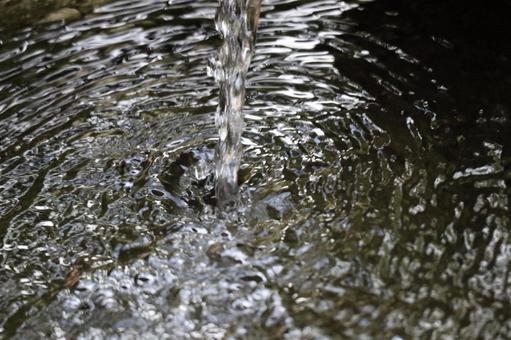 水が流れ波紋の広がる水面 水,流れ,波紋の写真素材