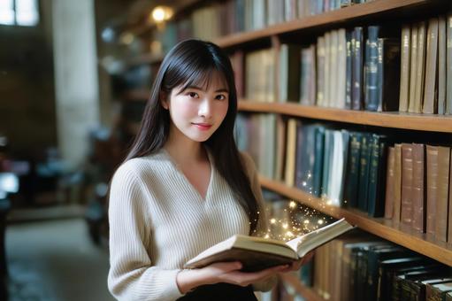 図書館で求めていた本に出会えた女性の写真