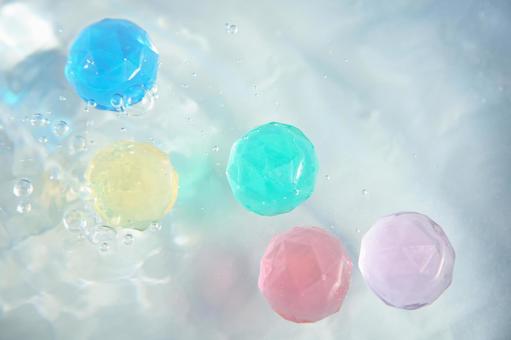 水とスーパーボール 水とスーパーボールの写真