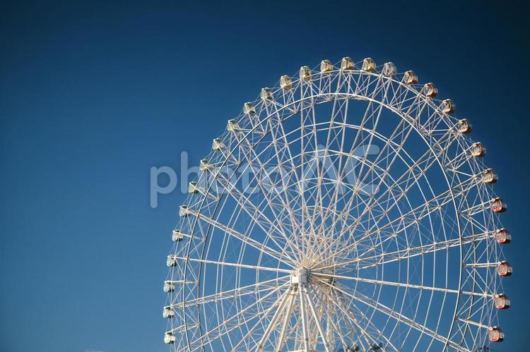 青空を背景にした観覧車 観覧車,青空,シンプルの写真素材