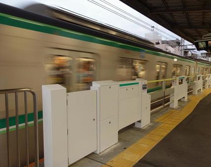 電車 電車 駅,ホーム,電車の写真素材