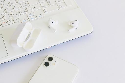 ブルートゥース接続 スマホとイヤフォン ブルートゥース接続 スマホとイヤフォン bluetooth,ペアリング,ビジネスの写真素材