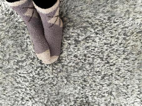 モコモコ靴下で暖まる冬の足元シーン モコモコ靴下で暖まる冬の足元シーン 靴下,脚,足元の写真素材