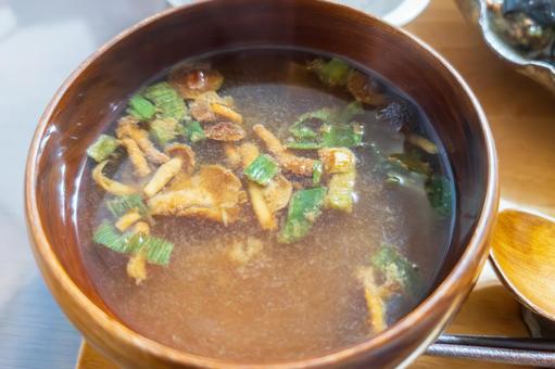 湯気が立ちのぼるなめこの味噌汁 湯気が立ちのぼるなめこの味噌汁 味噌汁,なめこ,湯気の写真素材