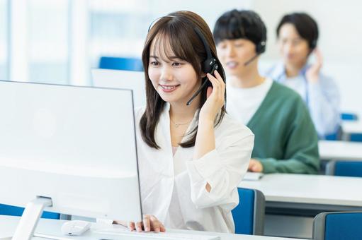 インカムで話すオペレーター オペレーター,コールセンター,笑顔の写真素材