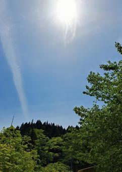 飛行機雲と太陽 飛行機雲と太陽 雲,空,青空の写真素材