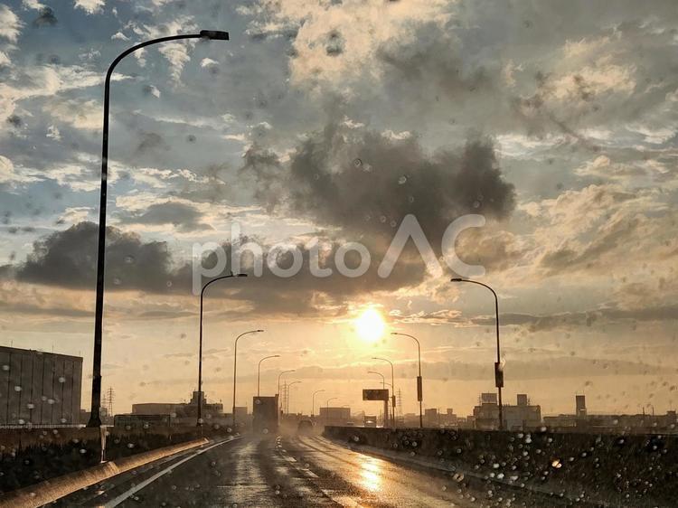 車内から見た雨の日の高速道路 夕焼け,雨,高速道路の写真素材