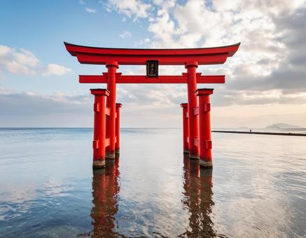海に立つ赤い鳥居 海に立つ赤い鳥居の写真