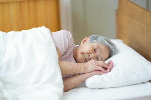 熟睡している高齢女性の寝顔 女性,寝る,目を瞑るの写真素材