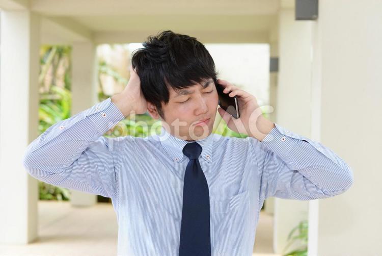 スマートフォンを持つ男性 ビジネス,男性,ビジネスマンの写真素材