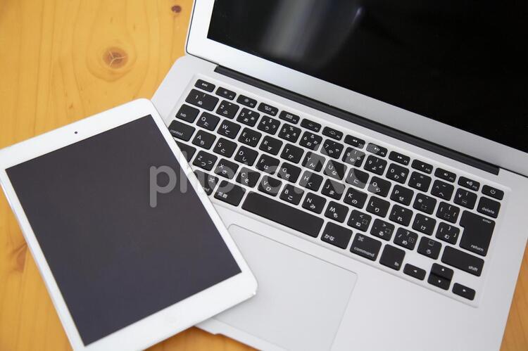 ノートパソコンとタブレット タッチパネル,キーボード,情報の写真素材