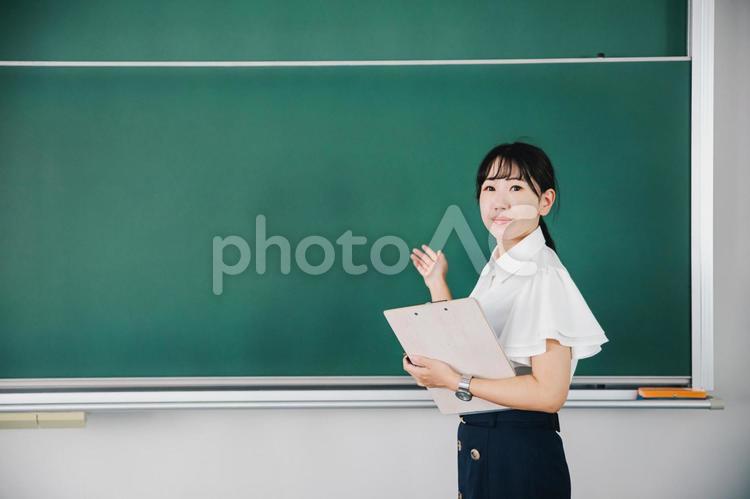 黒板の前で話す女性 授業,資格,講師の写真素材