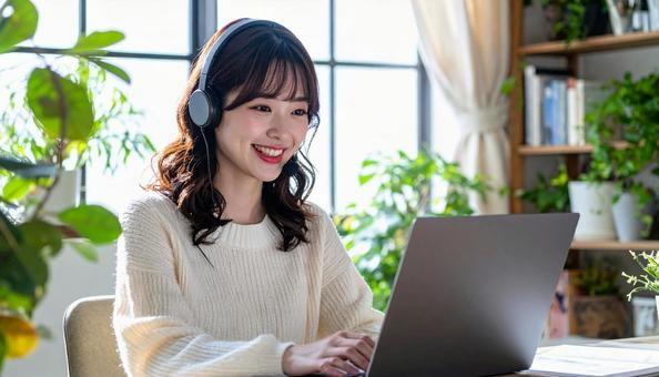 笑顔でリモートワークをするビジネス女性 笑顔でリモートワークをするビジネス女性の写真