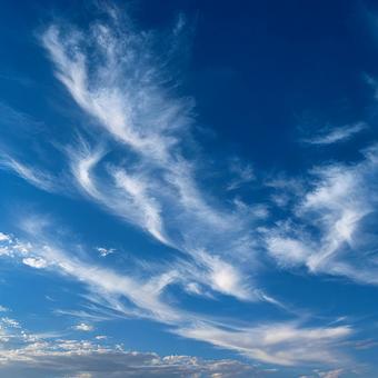 爽やかな青空と流れるような雲の背景 爽やかな青空と流れるような雲の背景の写真