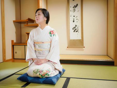33:和服で微笑んでいる女性 33:和服で微笑んでいる女性 着物,ご挨拶,ごあいさつの写真素材