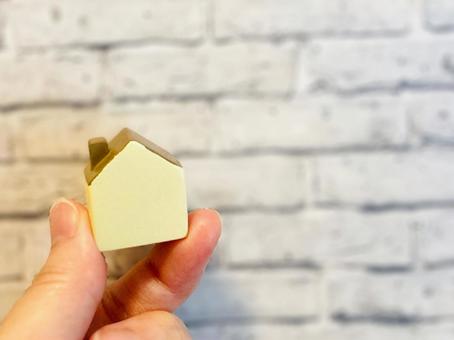 家の模型（ミニチュア）を持つ手元 住宅,家,模型の写真素材