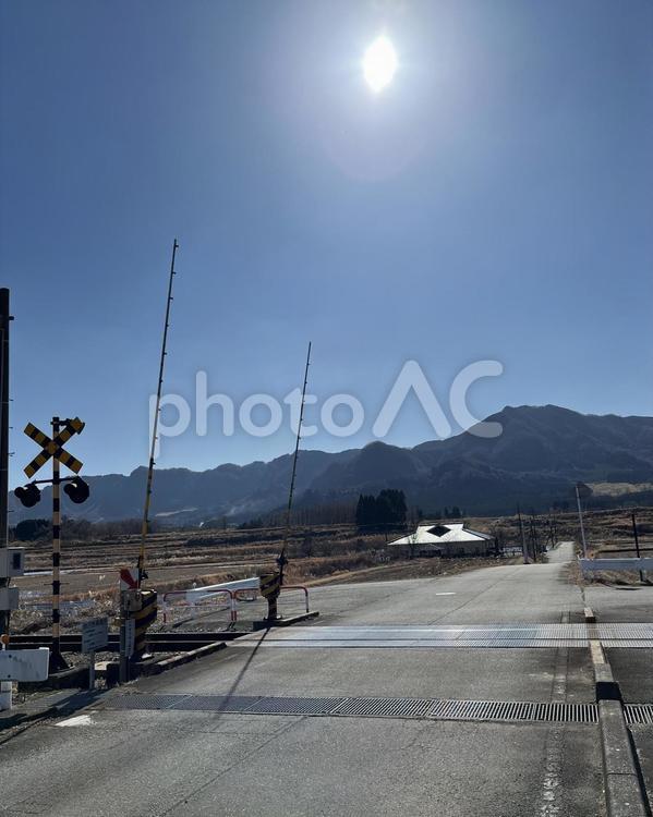 田園風景の中の踏切 踏切,山,田の写真素材