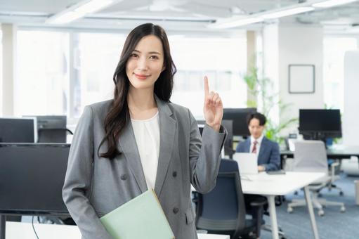 オフィスで仕事をする若いビジネスウーマン オフィスで仕事をする若いビジネスウーマン ビジネス,女性,オフィスの写真素材