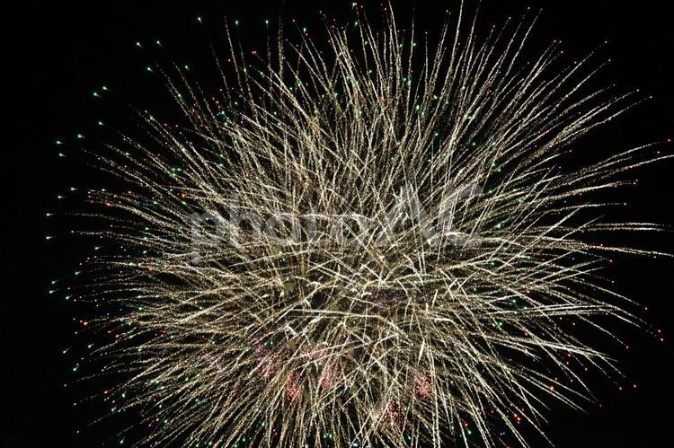 打ち上げ花火　金色 打ち上げ花火,紫,綺麗の写真素材