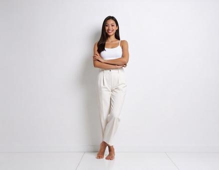白い服を着た女性モデル 白い服を着た女性モデルの写真
